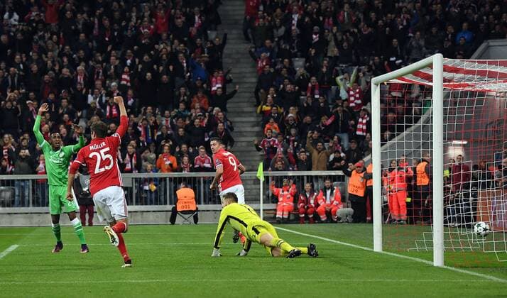 19.10.2016, xjhx, Fussball Champions League, FC Bayern Muenchen - PSV Eindhoven, emspor , v.l. Robert Lewandowski (FC Bayern Muenchen), Jeroen Zoet (PSV Eindhoven) Goal scored, Tor zum 3:1 Muenchen