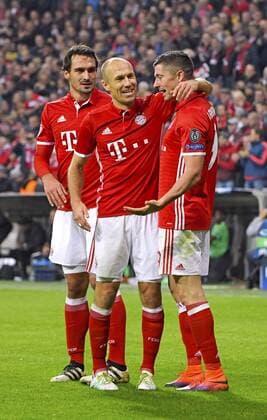 19.10.2016, Fussball Champions-League 2016 2017, Vorrunde 3.Spieltag, FC Bayern München - PSV Eindhoven, in der Allianzarena München. Torjubel, v.li: Mats Hummels (Bayern München), Arjen Robben (FC Bayern München), Robert Lewandowski (FC Bayern München). 