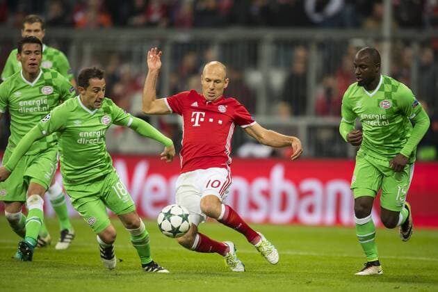 GER, UEFA CL, FC Bayern Muenchen (GER) vs PSV Eindhoven (NED) 19.10.2016, Allianz Arena, Muenchen, GER, UEFA CL, FC Bayern Muenchen (GER) vs PSV Eindhoven (NED) , Gruppe D, im Bild Andres Guardado (PSV 18) Arjen Robben (FCB 10) und Jetro Willems (PSV 15)
