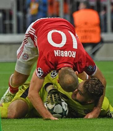 19.10.2016, xjhx, Fussball Champions League, FC Bayern Muenchen - PSV Eindhoven, emspor , v.l. Arjen Robben (FC Bayern Muenchen), Jeroen Zoet (PSV Eindhoven) Muenchen