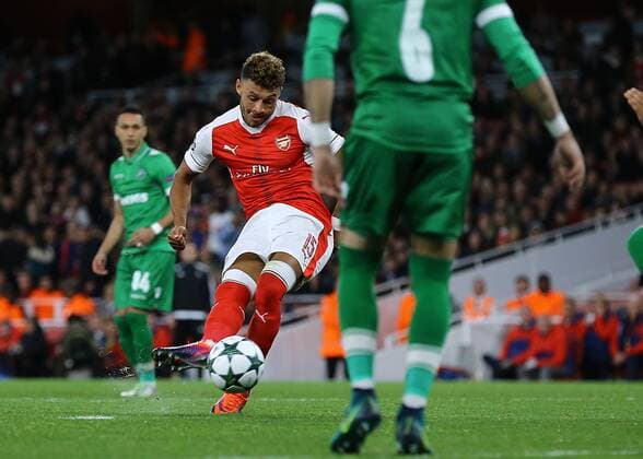 19.10.2016. Emirates Stadium, London, England. UEFA Champions League Football. Arsenal versus PFC Ludogorets Razgrad. Alex Oxlade-Chamberlain scores past Ludogorets Goalkeeper Vladislav Boykov Stoyanov and makes it 3-0 Arsenal xMarkxKertonx  ActionPlus11801781