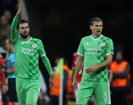 SOCCER - CL, Bayern vs Eindhoven MUNICH,GERMANY,19.OCT.16 - SOCCER - UEFA Champions League, group stage, FC Bayern Muenchen vs PSV Eindhoven. Image shows Davy Proepper and Daniel Schwaab (Eindhoven). GEPAxpictures xThomasxBachun