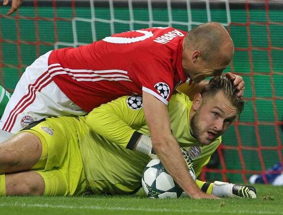 Bilder des Tages - SPORT SOCCER - CL, Bayern vs Eindhoven MUNICH,GERMANY,19.OCT.16 - SOCCER - UEFA Champions League, group stage, FC Bayern Muenchen vs PSV Eindhoven. Image shows Jeroen Zoet (Eindhoven) and Arjen Robben (Bayern). GEPAxpictures xThomasxBachun