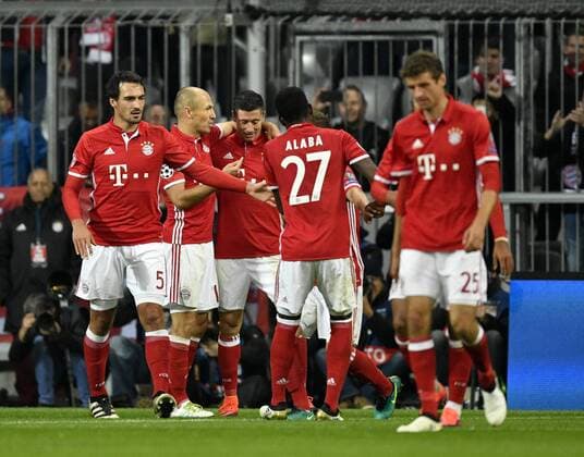 TOR zum 3:1 durch Robert Lewandowski FC Bayern München Torjubel mit Mats Hummels FC Bayern München Arjen Robben FC Bayern München David Alaba FC Bayern München Thomas Müller FC Bayern München Champions League CL Gruppenphase FC Bayern München FCB vs PSV Eindhoven 19.10.2016