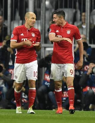 TOR zum 3:1 durch Robert Lewandowski FC Bayern München Torjubel mit Vorbereiter Arjen Robben FC Bayern München (links) Champions League CL Gruppenphase FC Bayern München FCB vs PSV Eindhoven 19.10.2016