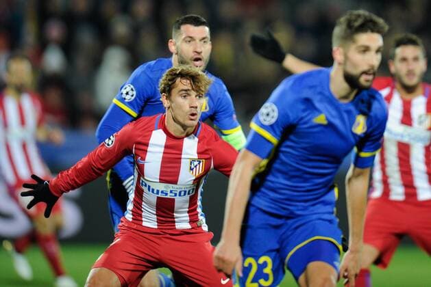 FuÃŸball, CL, FK Rostow - Atletico Madrid ROSTOV-ON-DON, RUSSIA - OCTOBER 19, 2016: Atletico Madrid s Antoine Griezmann (C) in action in the 2016-17 Season UEFA Champions League Group D Round 3 football match against FC Rostov at the Olimp-2 Stadium. Valery Matytsin TASS  TS034F2B