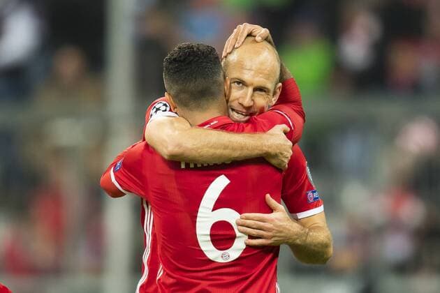 GER, UEFA CL, FC Bayern Muenchen (GER) vs PSV Eindhoven (NED) 19.10.2016, Allianz Arena, Muenchen, GER, UEFA CL, FC Bayern Muenchen (GER) vs PSV Eindhoven (NED) , Gruppe D, im Bild Jubel nach dem Tor zum 4-1 durch Arjen Robben (FCB 10) mit Thiago (FCB 6) Foto © nordphoto Straubmeier nordphotox xStraubmeier