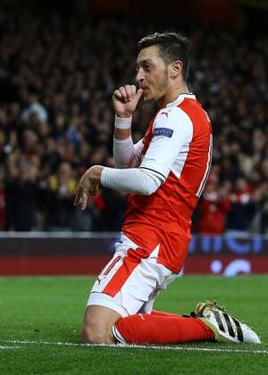 FuÃŸball, CL, Mesut Ã–zil erzielt gegen Ludogorez Rasgrad einen Hattrick 19.10.2016. Emirates Stadium, London, England. UEFA Champions League Football. Arsenal versus PFC Ludogorets Razgrad. Arsenal Midfielder Mesut Ã–zil celebrates making it 5-0 xMarkxKertonx  ActionPlus11801801