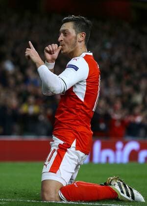 FuÃŸball, CL, Mesut Ã–zil erzielt gegen Ludogorez Rasgrad einen Hattrick 19.10.2016. Emirates Stadium, London, England. UEFA Champions League Football. Arsenal versus PFC Ludogorets Razgrad. Arsenal Midfielder Mesut Ã–zil celebrates making it 5-0 xMarkxKertonx  ActionPlus11801803