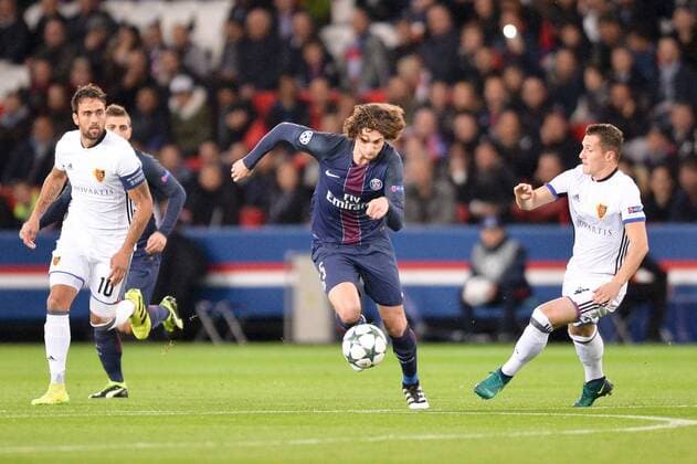 Fußball, CL, Paris St. Germain - FC Basel 10 Matias Delgado - 25 Adrien Rabiot (psg) - 34 Taulant Xhaka - Fussball, Champions League, Paris Saint Germain PSG vs. FC Basel - 19 10 2016 AnthonyBIBARD FEP Panoramic 