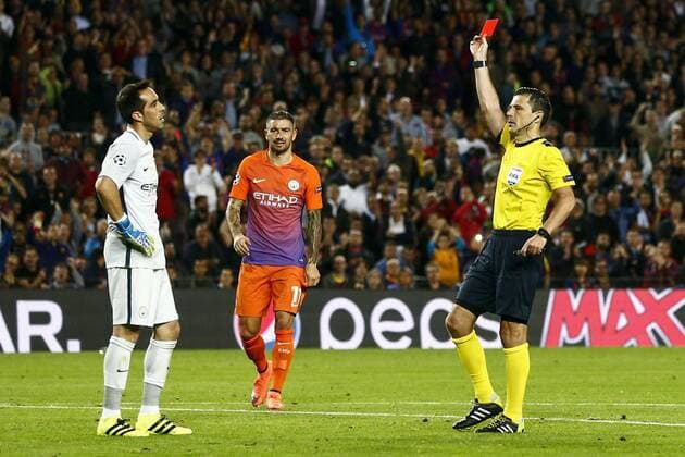 Serbian referee Milorad Mazic (R) shows a red card at Manchester s Chilean golakeeper Claudio Bravo during the UEFA Champions League group C match between FC Barcelona Barca and Manchester City at Camp Nou stadium in Barcelona, Catalonia, Spain, 19 October 2016. FC BARCELONA VS. MANCHESTER CITY !ACHTUNG: NUR REDAKTIONELLE NUTZUNG!  BCN001 20161019-636125136373531882
