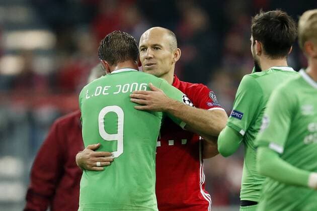 (L-R) Luuk de Jong of PSV, Arjen Robben of Bayern Munich, Davy Propper of PSVduring the Champions League group D match between FC Bayern Munich and PSV on October 19, 2016 at the Allianz Arena in Munich, Germany Bayern Munich v PSV UEFA Champions League 2016 2017 xVIxxIVx 6427018