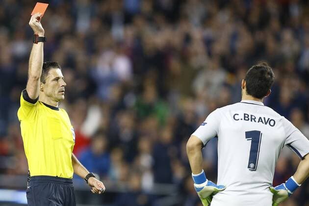 (l-r) referee Mazic shows red card to Claudio Bravo of Manchester Cityduring the UEFA Champions League group C match between FC Barcelona Barca and Manchester City on October 19, 2016 at the Camp Nou stadium in Barcelona, Spain. FC Barcelona v Manchester City UEFA Champions League 2016 2017 xVIxxIVx 6427063