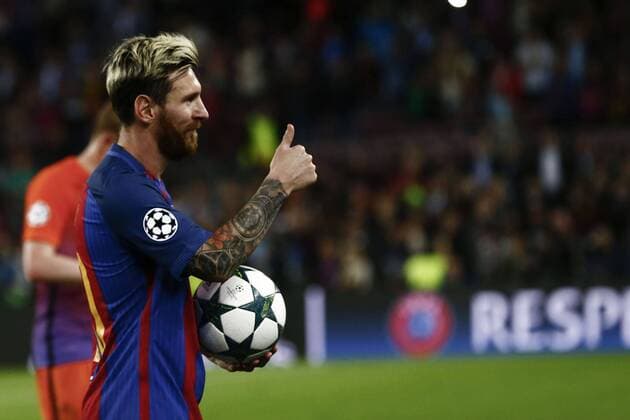 Bilder des Tages - SPORT Barcelona s Argentinian striker Leo Messi leaves the field with the ball after scoring three goals during the UEFA Champions League group C match between FC Barcelona Barca and Manchester City at Camp Nou stadium in Barcelona, Catalonia, Spain, 19 October 2016. FC BARCELONA VS. MANCHESTER CITY !ACHTUNG: NUR REDAKTIONELLE NUTZUNG!  BCN001 20161019-636125148490832530
