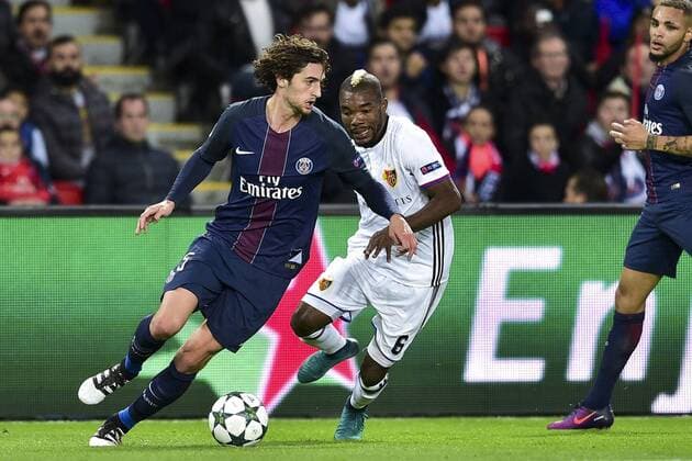 Fußball, CL, Paris St. Germain - FC Basel RABIOT Adrien (PSG) vs Geoffroy Serey Die - Fussball, Champions League, Paris Saint Germain PSG vs. FC Basel - 19 10 2016 JBAutissier Panoramic 