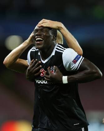Fußball, SSC Neapel - Besiktas Istanbul Bilder des Tages - SPORT October 19, 2016 - Naples, Italy - Champions League Group B: Napoli vs Besiktas.Vincent Aboubakar (B) celebration after the goal of 1-2 scored at San Paolo Stadium in Naples, Italy on October 19, 2016. SSC Napoli v Besiktas JK - UEFA Champions League  - ZUMAn230 20161019_zaa_n230_154