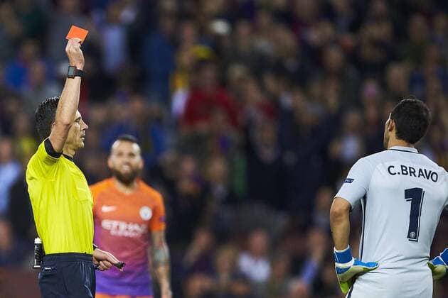 19.10.2016, xslx, Fussball UEFA Champions League, FC Barcelona Barca - FC Manchester City, emspor, v.l. Claudio Bravo (Manchester City) bekommt die rote Karte Barcelona