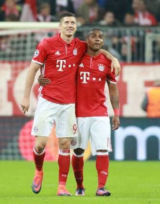 Fußball, CL, Bayern München - PSV Eindhoven Robert Lewandowski und Douglas Costa (FC Bayern München) - Torjubel Fussball UEFA Champions League FC Bayern München - PSV Eindhoven 19.10.2016