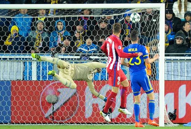FuÃŸball, CL, FK Rostow - Atletico Madrid ROSTOV-ON-DON, RUSSIA - OCTOBER 19, 2016: Rostov s goalkeeper Soslan Dzhanayev (background) concedes a goal in the 2016-17 Season UEFA Champions League Group D Round 3 football match against Atletico Madrid at the Olimp-2 Stadium. Atletico Madrid won the game 1-0. Also pictured: Atletico Madrid s Fernando Torres and Rostov s Miha Mevlja (L-R front). Valery Matytsin TASS  TS034F34