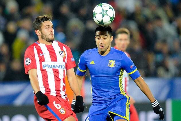 FuÃŸball, CL, FK Rostow - Atletico Madrid ROSTOV-ON-DON, RUSSIA - OCTOBER 19, 2016: Atletico Madrid s Koke (L) and Rostov s Christian Noboa fight for the ball in their 2016-17 Season UEFA Champions League Group D Round 3 football match at the Olimp-2 Stadium. Atletico Madrid won the game 1-0. Valery Matytsin TASS  TS034F35