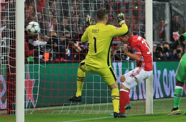 Fußball, CL, Bayern München - PSV Eindhoven 19.10.2016, CL, FC Bayern vs PSV Eindhoven, Allianz Arena Muenchen, Fussball, im Bild: Das 2:0 durch Joshua Kimmich (FCB), Jeroen Zoet (PSV Eindhoven) geschlagen