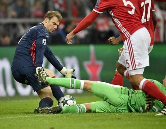 Fußball, CL, Bayern München - PSV Eindhoven Torwart Manuel Neuer FC Bayern München rettet gegen Luuk de Jong PSV Eindhoven Aktion Champions League CL Gruppenphase FC Bayern München FCB vs PSV Eindhoven 19.10.2016