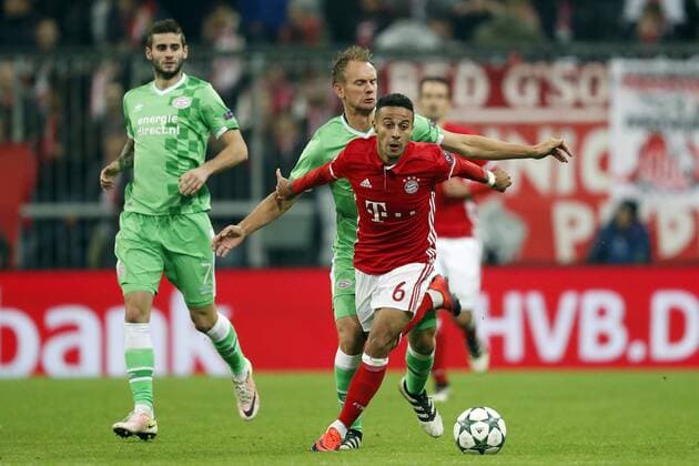 Fußball, CL, Bayern München - PSV Eindhoven (L-R) Gaston Pereiro of PSV, Siem de Jong of PSV, Thiago Alcantara of Bayern Munichduring the Champions League group D match between FC Bayern Munich and PSV on October 19, 2016 at the Allianz Arena in Munich, Germany Bayern Munich v PSV UEFA Champions League 2016 2017 xVIxxIVx 6428172