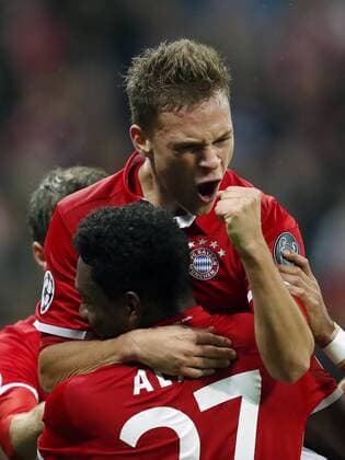 Bilder des Tages - SPORT Fußball, CL, Bayern München - PSV Eindhoven (L-R) Thomas Muller of Bayern Munich, Joshua Kimmich of Bayern Munich, David Alaba of Bayern Munichduring the Champions League group D match between FC Bayern Munich and PSV on October 19, 2016 at the Allianz Arena in Munich, Germany Bayern Munich v PSV UEFA Champions League 2016 2017 xVIxxIVx 6428227