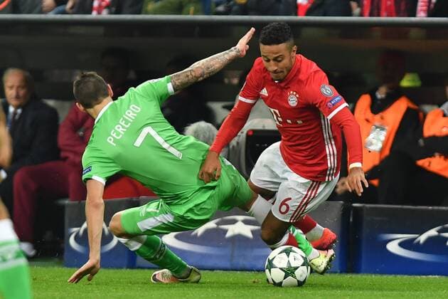 Fußball, CL, Bayern München - PSV Eindhoven Thiago ALCANTARA (FCB,re),Aktion,Zweikampf gegen Gaston PEREIRO (EIND). FC Bayern Muenchen-PSV Eindhoven 4-1, Fussball Champions League Gruppenphase am 19.10.2016. A L L I A N Z A R E N A.