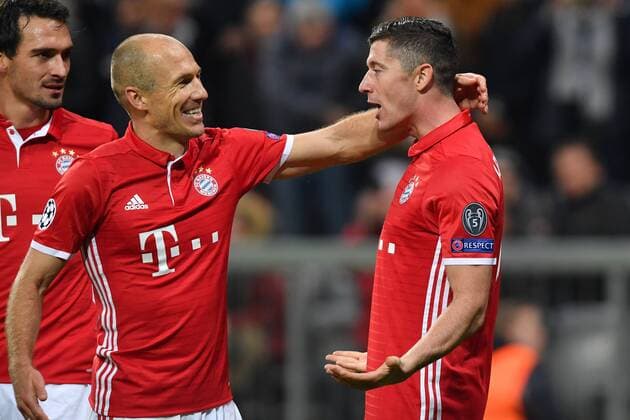 Fußball, CL, Bayern München - PSV Eindhoven Torjubel Robert LEWANDOWSKI (Bayern Muenchen,re) nach Tor zum 3-1 mit Arjen ROBBEN (Bayern Muenchen),li:Mats HUMMELS (Bayern Muenchen),Aktion, Jubel,Freude,Begeisterung, FC Bayern Muenchen-PSV Eindhoven 4-1, Fussball Champions League Gruppenphase am 19.10.2016. A L L I A N Z A R E N A.
