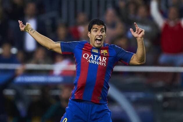 19.10.2016, xslx, Fussball UEFA Champions League, FC Barcelona Barca - FC Manchester City, emspor, v.l. Luis Suarez (FC Barcelona) reklamiert die Rote Karte fuer Claudio Bravo (Manchester City) Barcelona