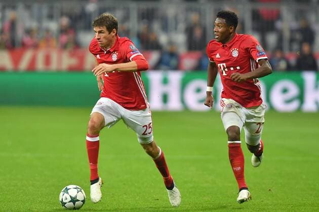 Fußball, CL, Bayern München - PSV Eindhoven v.li:Thomas MUELLER (MÜLLER,Bayern Muenchen),David ALABA (Bayern Muenchen),Aktion. FC Bayern Muenchen-PSV Eindhoven 4-1, Fussball Champions League Gruppenphase am 19.10.2016. A L L I A N Z A R E N A.