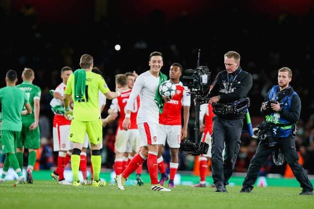 Mesut Ozil (Arsenal), OCTOBER 19, 2016 - Football Soccer : Mesut Ozil of Arsenal holds the match ball at the final whistle during the UEFA Champions League Group Stage match between Arsenal and Ludogorets Razgrad at Emirates Stadium in London, England. Noxthirdxpartyxsales  (mdga012269)