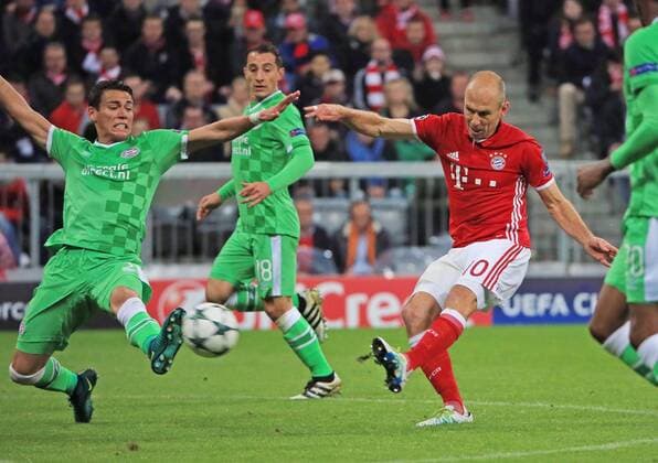 Fußball, CL, Bayern München - PSV Eindhoven (161020) -- MUNICH, Oct. 20, 2016 -- Bayern Munich s Arjen Robben (R) shoots during the UEFA Champions League Group D football match between FC Bayern Munich and PSV Eindhoven in Munich, Germany, Oct. 19, 2016. ) (SP)GERMANY-MUNICH-FOOTBALL-UEFA CHAMPIONS LEAGUE PhilippexRuiz 