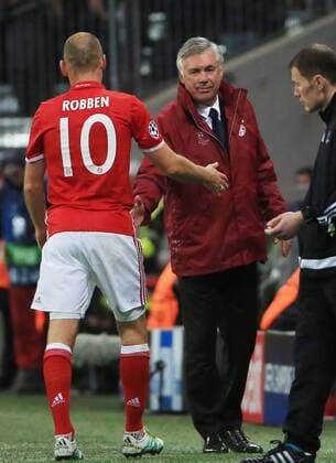 Fußball, CL, Bayern München - PSV Eindhoven (161020) -- MUNICH, Oct. 20, 2016 -- Bayern Munich s coach Carlo Ancelotti (C) greets his player Arjen Robben during the UEFA Champions League Group D football match between FC Bayern Munich and PSV Eindhoven in Munich, Germany, Oct. 19, 2016. ) (SP)GERMANY-MUNICH-FOOTBALL-UEFA CHAMPIONS LEAGUE PhilippexRuiz 