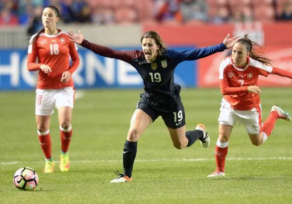 Fußball, Länderspiel, Damen, USA - Schweiz October 19, 2016: United States of America defender Andi Sullivan (19) tries to get a call during a game between the United States of America Women s soccer vs Switzerland. The United States of America defeated Switzerland 4-0 in a friendly soccer match held at the Rio Tinto Stadium in Sandy, Utah. (Photo by Boyd Ivey Icon Sportswire). SOCCER: OCT 19 Women s - USA v Switzerland Icon2481610191019 EDITORIAL USE ONLY