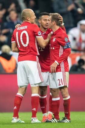 Arjen Robben (FC Bayern Muenchen 10), Thiago Alcantara (FC Bayern Muenchen 6) und Kapitaen Philipp Lahm (FC Bayern Muenchen 21) beim Torjubel nach dem Treffer zum 4:1 beim Championsleague Spiel zwischen Bayern Muenchen und dem PSV Eindhoven am 19.10.2016, Muenchen Copyright: xSchülerx xEibner-Pressefotox EP_jse