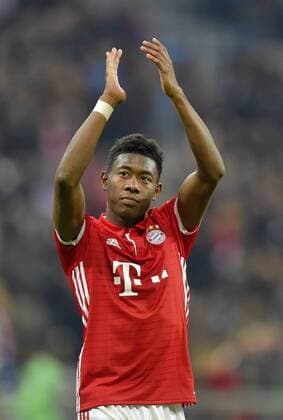 19.10.2016, Fussball Champions-League 2016 2017, Vorrunde 3.Spieltag, FC Bayern München - PSV Eindhoven, in der Allianzarena München. David Alaba (FC Bayern München) bedankt sich nach dem Spiel bei den Fans. 
