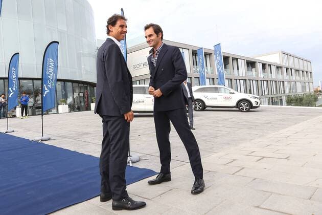 Rafael Nadal (30) und Roger Federer (35), die beiden Tennisspieler bei der Einweihung der Movistar The Rafael Nadal Tennis Academy am 19.10.2016 in Mallorca, Spain The Rafa Nadal Academy by Movistar Tennis Academy Inauguration Ceremony auf Mallorca, 2016 