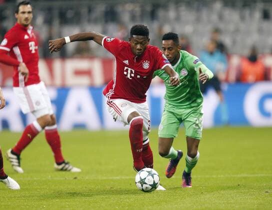 David Alaba (Bayern) . Einzelaktion am Ball . Hinten Joshua Brenet (Eindh) . FC Bayern München-PSV Eindhoven . München, GER, 19.10.2016, Fussball-Champions League 2016-2017 .
