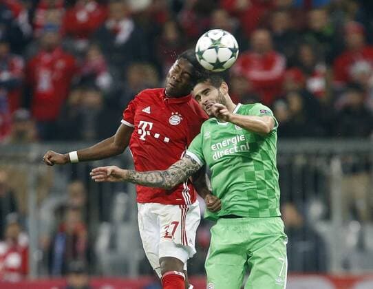 V.li. David Alaba (Bayern) , Gaston Pereiro (Eindh) . FC Bayern München-PSV Eindhoven . München, GER, 19.10.2016, Fussball-Champions League 2016-2017 .