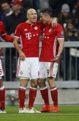 Torjubel 3:1 München, V.li. Arjen Robben (Bayern) , Torschütze Robert Lewandowski (Bayern) . FC Bayern München-PSV Eindhoven . München, GER, 19.10.2016, Fussball-Champions League 2016-2017 .