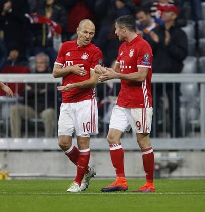 V.li. Arjen Robben (Bayern) , Robert Lewandowski (Bayern) . FC Bayern München-PSV Eindhoven . München, GER, 19.10.2016, Fussball-Champions League 2016-2017 .