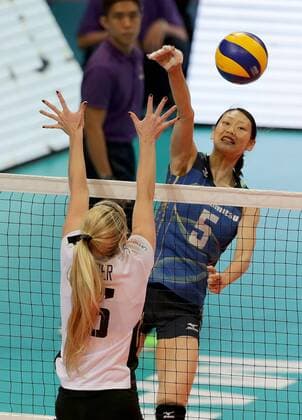 (161020) -- PASAY CITY, Oct. 20, 2016 -- Yumi Mizuta(R) of Hisamitsu Springs Kobe spikes during the FIVB Women s Club World Championship WM Weltmeisterschaft 2016 match against Bangkok Glass in Pasay City, the Philippines, Oct. 20, 2016. Hisamitsu Springs Kobe won 3-0. ) (SP)PHILIPPINES-PASAY CITY-FIVB WOMEN S CLUB CHAMPIONSHIP RouellexUmali 