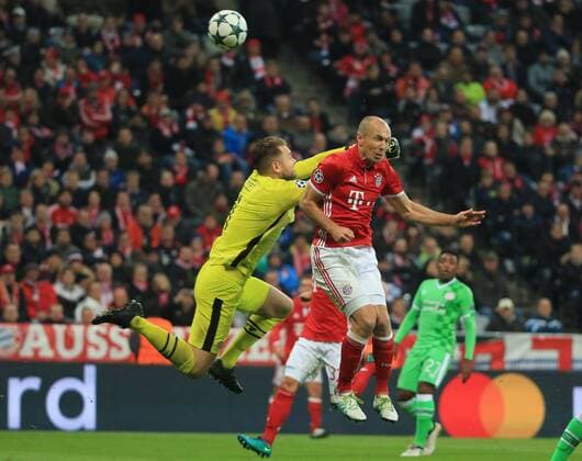 19.10.2016, CL, FC Bayern vs PSV Eindhoven, Allianz Arena Muenchen, Fussball, im Bild: Jeroen Zoet (PSV Eindhoven) geschlagen , Tor Arjen Robben (FCB)