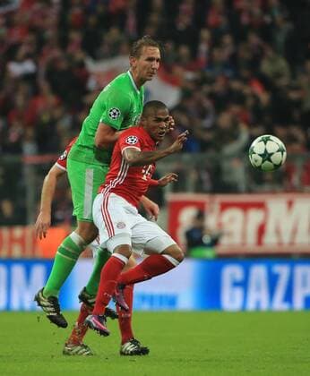 19.10.2016, CL, FC Bayern vs PSV Eindhoven, Allianz Arena Muenchen, Fussball, im Bild: Luuk de Jong (PSV Eindhoven) vs Douglas Costa (FCB)