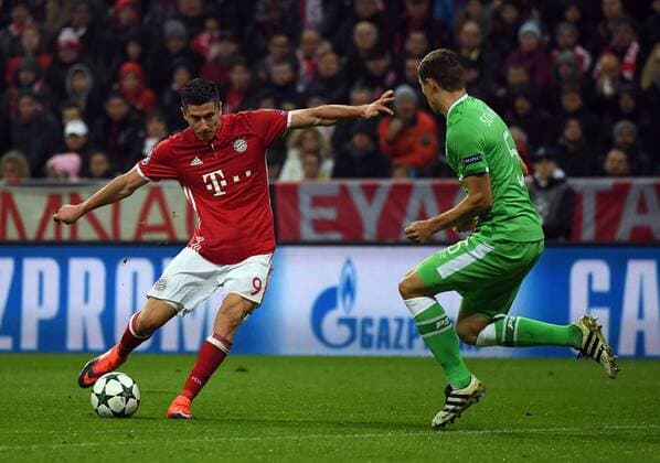 19.10.2016, xjhx, Fussball Champions League, FC Bayern Muenchen - PSV Eindhoven, emspor , v.l. Robert Lewandowski (FC Bayern Muenchen), Daniel Schwaab (PSV Eindhoven) Muenchen