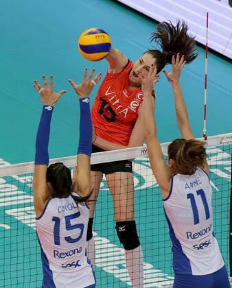 (161020) -- PASAY CITY, Oct. 20, 2016 -- Tatiana Kosheleva (C) of Eczacibasi VitrA Istanbul spikes during the FIVB Women s Club World Championship WM Weltmeisterschaft 2016 match against Rexona-Sesc Rio in Pasay City, the Philippines, Oct. 20, 2016. Eczacibasi VitrA Istanbul won 3-2. ) (SP)PHILIPPINES-PASAY CITY-FIVB WOMEN S CLUB CHAMPIONSHIP RouellexUmali 