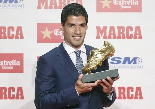 FC Barcelona Barca s Uruguayan forward Luis Suarez poses with his second Golden Boot trophy as the top scorer of the 2015-16 season with 40 goals during a handout ceremony organized by Spanish sports newspaper Marca, in Barcelona, northeastern Spain, 20 October 2016. The Barcelona forward Luis Suarez awarded with the Golden Boot !ACHTUNG: NUR REDAKTIONELLE NUTZUNG!  B29 20161020-636125758730849858