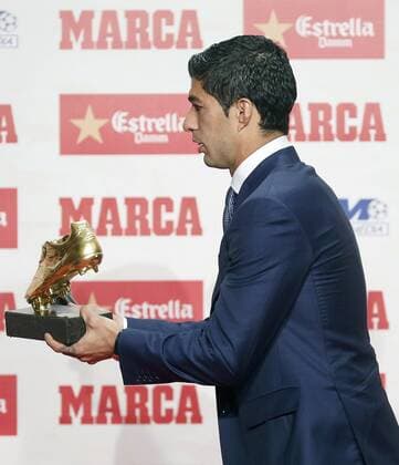 FC Barcelona Barca s Uruguayan forward Luis Suarez poses with his second Golden Boot trophy as the top scorer of the 2015-16 season with 40 goals during a handout ceremony organized by Spanish sports newspaper Marca, in Barcelona, northeastern Spain, 20 October 2016. The Barcelona forward Luis Suarez awarded with the Golden Boot !ACHTUNG: NUR REDAKTIONELLE NUTZUNG!  B29 20161020-636125758742549708